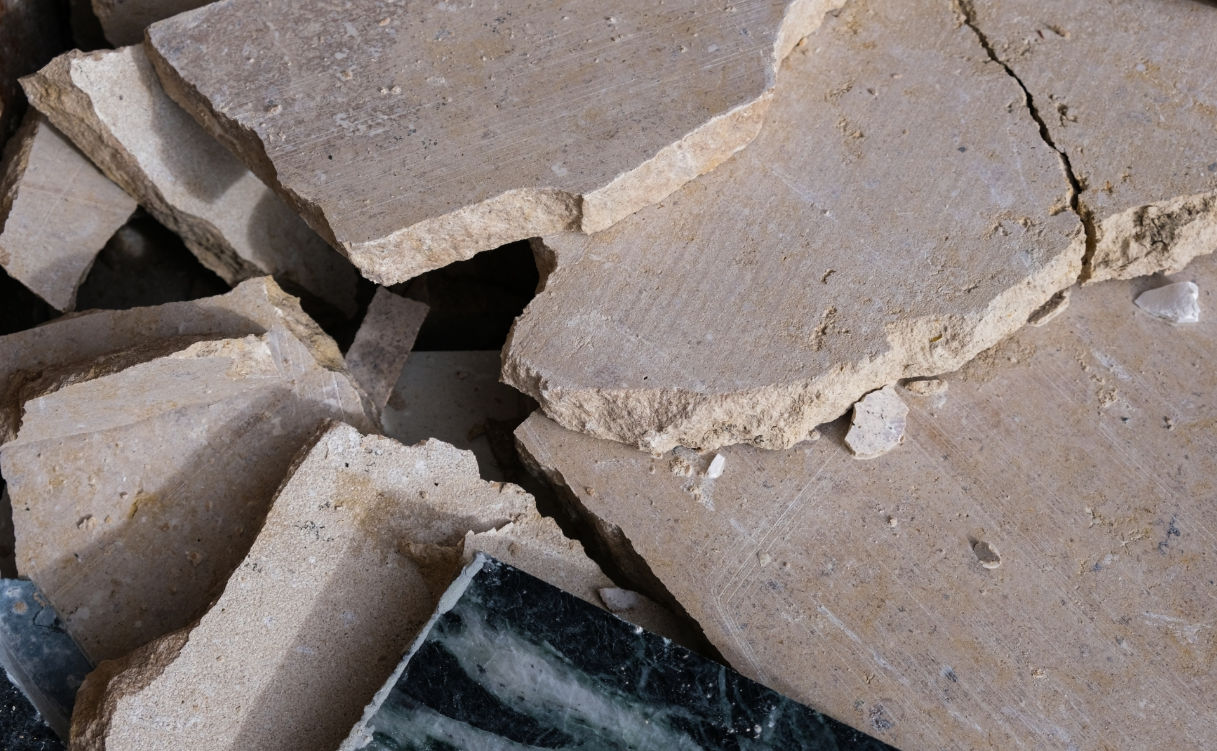 Recycled stone fragments before processing