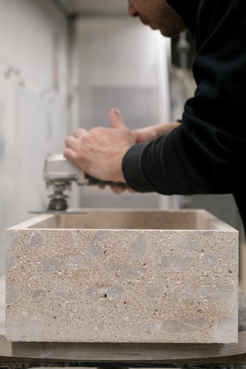 Hands using the washbasin